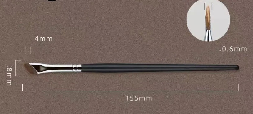 Pincel de maquillaje con borde en forma de hoz en ángulo