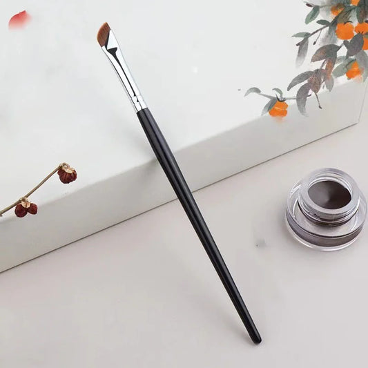 Pincel de maquillaje con borde en forma de hoz en ángulo
